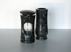 Kamenná váza a lampa
