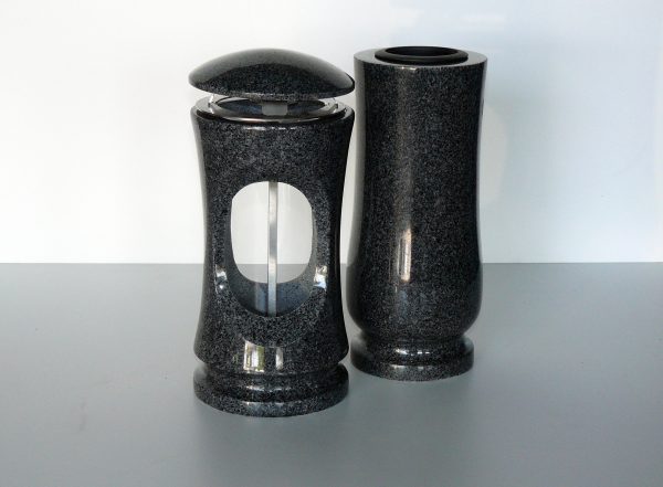 kamenná váza a lampa